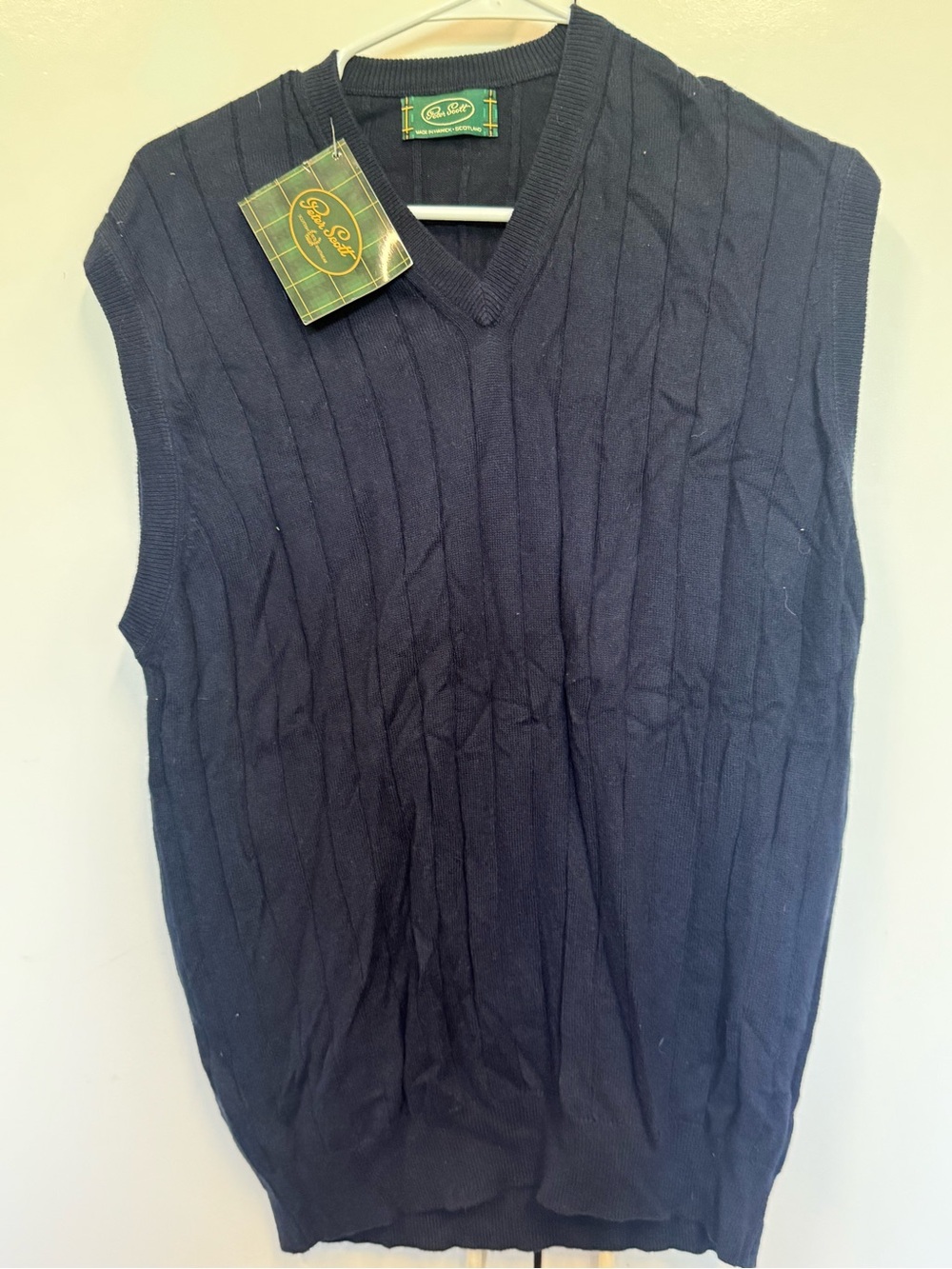 NWT men’s Navy V-Neck Cable Knit Sweater Vest - cashmere wool. Preppy classic.